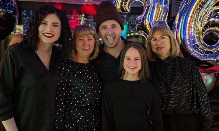 Sarbatoare mare in familia Cretu! Maria, sora cea mare a actorului si-a botezat fiica. Primele imagini de la eveniment - FOTO/VIDEO
Sarbatoare mare in familia Cretu! Maria, sora cea mare a actorului si-a botezat fiica. Primele imagini de la eveniment - FOTO/VIDEO