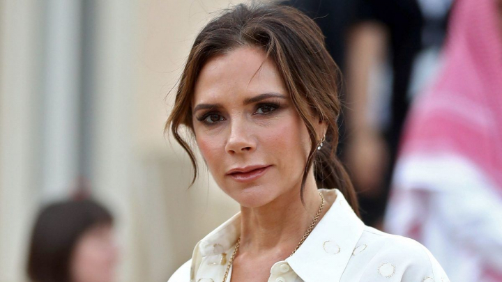 Cum a fost surprinsa Victoria Beckham la Paris. Vedeta nu a renuntat la tocuri, desi merge cu ajutorul carjelor - FOTO Cum a fost surprinsa Victoria Beckham la Paris. Vedeta nu a renuntat la tocuri, desi merge cu ajutorul carjelor - FOTO