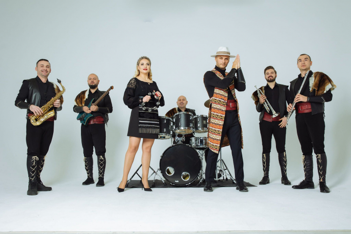 Brass Band - la cea de-a 5-a aniversare! Cum a avut loc evenimentul mult asteptat, dar si ce tinute deosebite au purtat gazdele - VIDEO