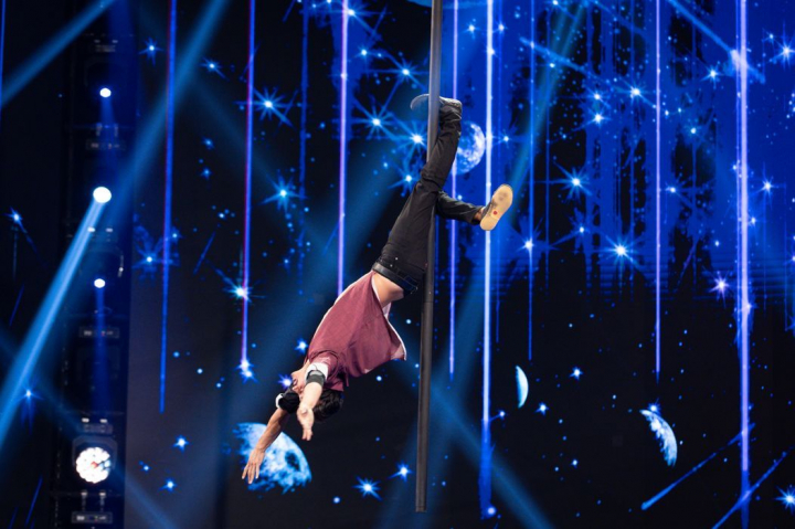 Mario Espanol a demonstrat ca libertatea are multe forme! Show incredibil de flying pole la „Romanii au talent”: „Te incadrezi perfect in sezonul asta” - VIDEO Mario Espanol a demonstrat ca libertatea are multe forme! Show incredibil de flying pole la „Romanii au talent”: „Te incadrezi perfect in sezonul asta” - VIDEO