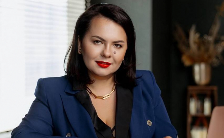 Unica gama de restructurare profesionala a parului care poate fi vanduta si clientilor! Valeria Roznovanu iti explica unde o poti gasi - VIDEO Unica gama de restructurare profesionala a parului care poate fi vanduta si clientilor! Valeria Roznovanu iti explica unde o poti gasi - VIDEO