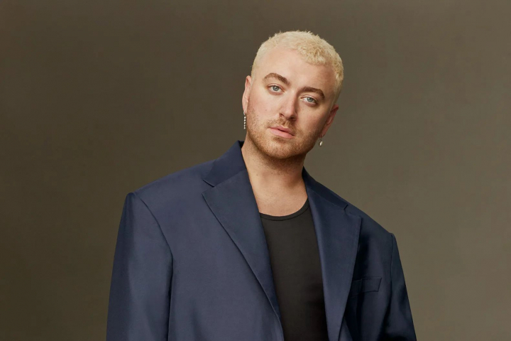 Sam Smith, aparitie controversata in calitate de model la o prezentare de moda. Cum a aparut la Paris Fashion Week - FOTO Sam Smith, aparitie controversata in calitate de model la o prezentare de moda. Cum a aparut la Paris Fashion Week - FOTO
