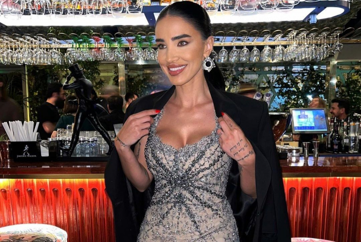 Adelina Pestritu s-a fotografiat intr-un look elegant dupa ce a renuntat la implanturile mamare! Cum arata acum vedeta - FOTO
