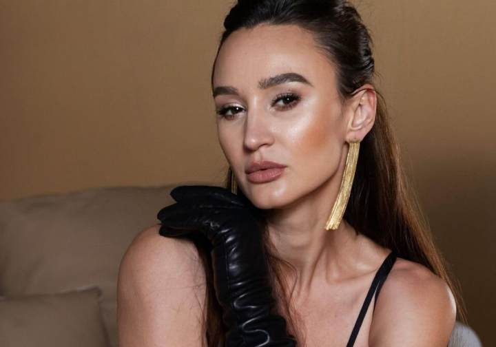 Tu stii secretul sarmalelor perfecte? Designerul Iuliana Chirosca - la fel de priceputa in bucatarie ca si in crearea palariilor - VIDEO