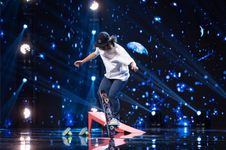 Skaterul Isamu Yamamoto a ridicat toti juratii de la Romanii au talent in picioare. Andra: „Este pentru prima oara cand mi se face piele de gaina la un astfel de moment!”
Skaterul Isamu Yamamoto a ridicat toti juratii de la Romanii au talent in picioare. Andra: „Este pentru prima oara cand mi se face piele de gaina la un astfel de moment!”