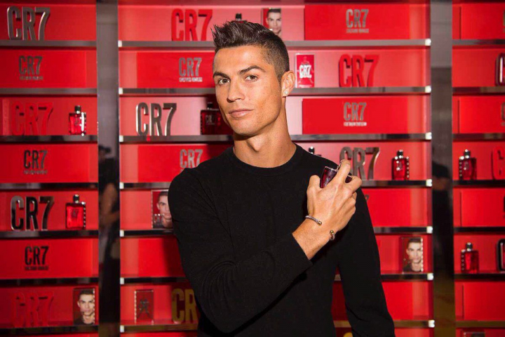 Și-a scos la plimbare cea mai nouă achiziție! Cristiano Ronaldo, surprins la volanul mașinii sale de peste 2 milioane de euro - VIDEO Și-a scos la plimbare cea mai nouă achiziție! Cristiano Ronaldo, surprins la volanul mașinii sale de peste 2 milioane de euro - VIDEO