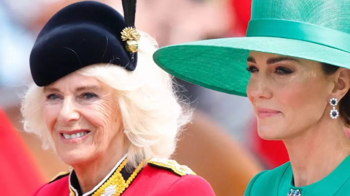 Gestul emoționant al reginei Camilla după ce Prinţesa de Wales a primit diagnosticul crunt. Aflată în fața unei mulțimi de oameni, soția regelui Charles și-a arătat empatia - FOTO Gestul emoționant al reginei Camilla după ce Prinţesa de Wales a primit diagnosticul crunt. Aflată în fața unei mulțimi de oameni, soția regelui Charles și-a arătat empatia - FOTO