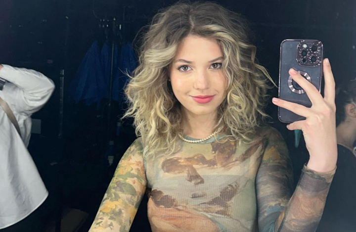 Dă lovitura din nou după succesul de la „Românii au Talent”! Ginia a lansat videoclipul piesei „Arde”, filmat pe malul mării - VIDEO Dă lovitura din nou după succesul de la „Românii au Talent”! Ginia a lansat videoclipul piesei „Arde”, filmat pe malul mării - VIDEO