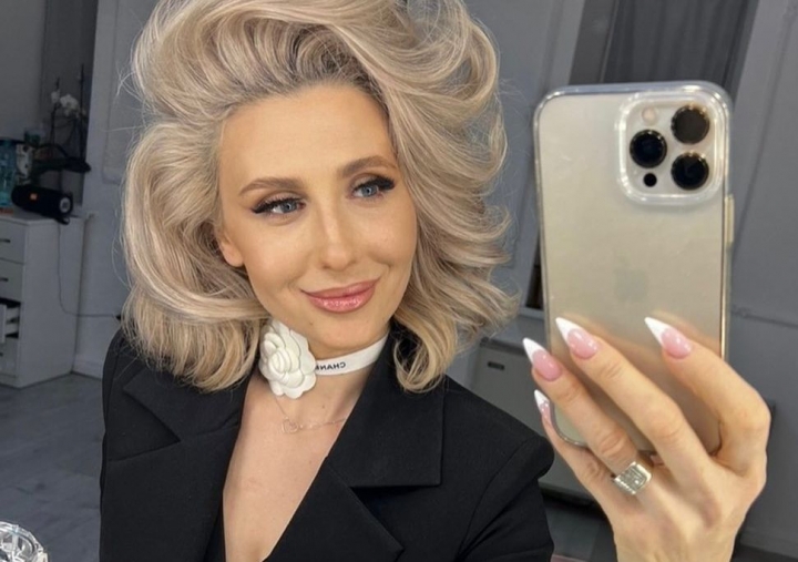 O aranjare a părului ca în salonul de înfrumuseţare o poţi obţine şi acasă! Hairstylista, Ecaterina Atasii te ajută cu câteva trucuri eficiente - VIDEO