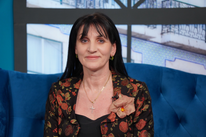 De peste trei decenii profesoară, acum directoare de liceu și, mai nou, doctor în științe! Află povestea Danielei Vacarciuc - VIDEO De peste trei decenii profesoară, acum directoare de liceu și, mai nou, doctor în științe! Află povestea Danielei Vacarciuc - VIDEO