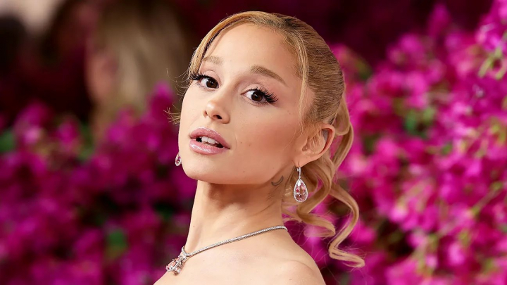 Ariana Grande și-a pus pe ea o „floare” de 7 mii de dolari - FOTO Ariana Grande și-a pus pe ea o „floare” de 7 mii de dolari - FOTO
