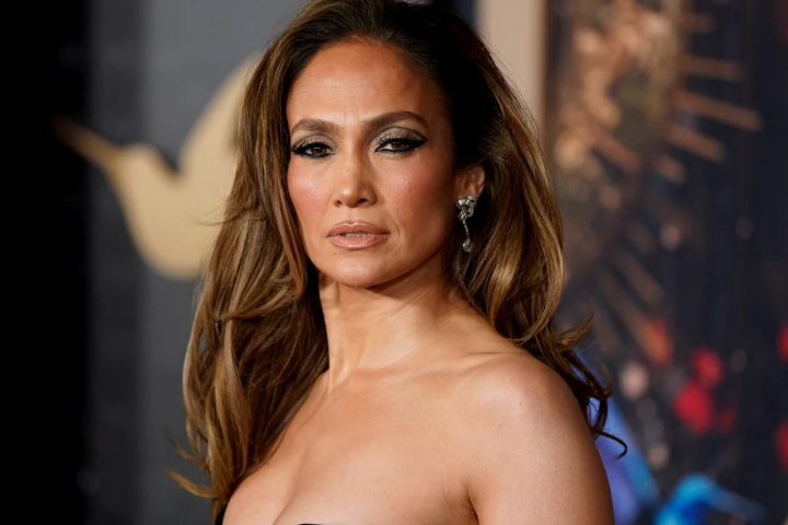 J Lo, apariție inedită la New York! Vedeta a ieșit pe stradă cu părul ud. La 54 de ani, arată impecabil - FOTO