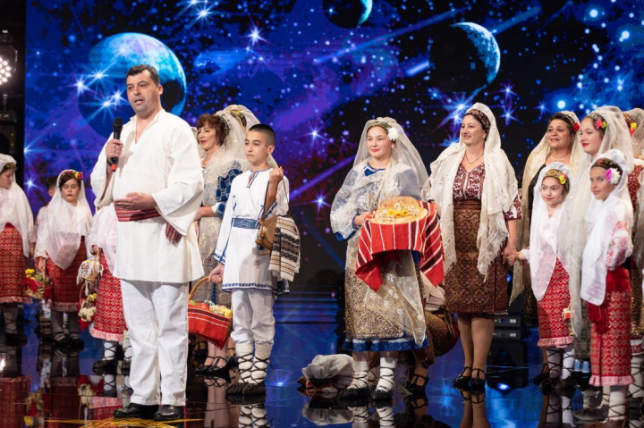 Ansamblul „Florile Malului” a demonstrat că tradiția și talentul merg mână în mână și a adus în fața românilor „Hora Satului”! Cum au reacționat jurații: „Vreau și eu la voi în sat!” Ansamblul „Florile Malului” a demonstrat că tradiția și talentul merg mână în mână și a adus în fața românilor „Hora Satului”! Cum au reacționat jurații: „Vreau și eu la voi în sat!”