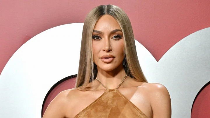 Kim Kardashian, apariție șocantă la Met Gala! Fanii și-au făcut griji pentru siguranța ei când i-au văzut rochia controversată - FOTO Kim Kardashian, apariție șocantă la Met Gala! Fanii și-au făcut griji pentru siguranța ei când i-au văzut rochia controversată - FOTO