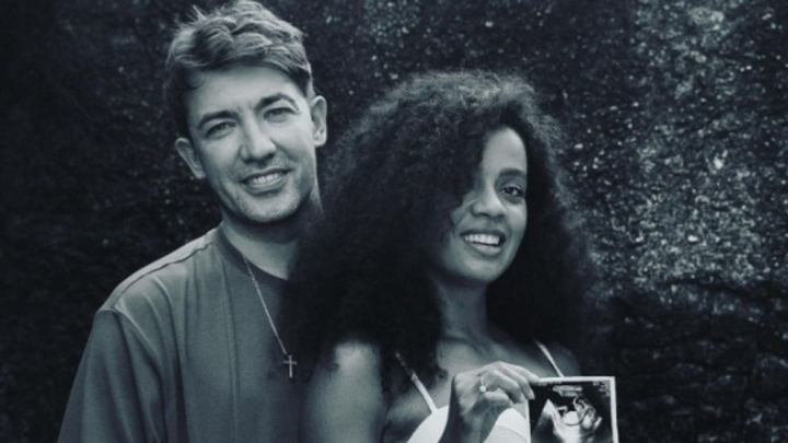 Arsenie Todiraș, fostul membru al trupei O-Zone, va fi tătic! Iubita lui, fotomodelul Agnes Matoko, e însărcinată!
Arsenie Todiraș, fostul membru al trupei O-Zone, va fi tătic! Iubita lui, fotomodelul Agnes Matoko, e însărcinată!