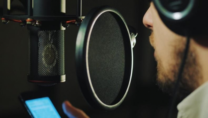 Probabil i-ai auzit vocea în spoturi de publicitate, dar oare cine e persoana care stă în spatele imaginilor şi ce presupune meseria de voice over - VIDEO
