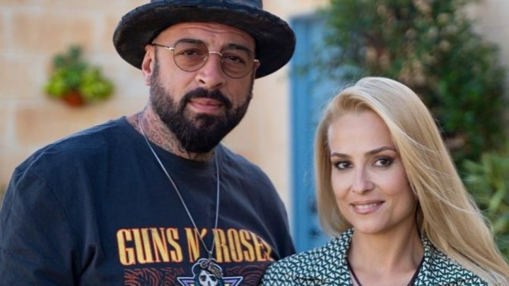 Cine este femeia care l-ar fi făcut pe CRBL să uite de mama fiicei sale, Elena. Presupusa iubita a artistului ar fi mai tânără cu 22 de ani
Cine este femeia care l-ar fi făcut pe CRBL să uite de mama fiicei sale, Elena. Presupusa iubita a artistului ar fi mai tânără cu 22 de ani