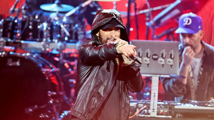 Așa nu l-ai văzut niciodată! Eminem, îmbrăcat la patru ace, cu papion și floare în piept la nunta fiicei sale, Hailie! Invitații s-au distrat alături de 50 Cent și Dr. Dre Așa nu l-ai văzut niciodată! Eminem, îmbrăcat la patru ace, cu papion și floare în piept la nunta fiicei sale, Hailie! Invitații s-au distrat alături de 50 Cent și Dr. Dre