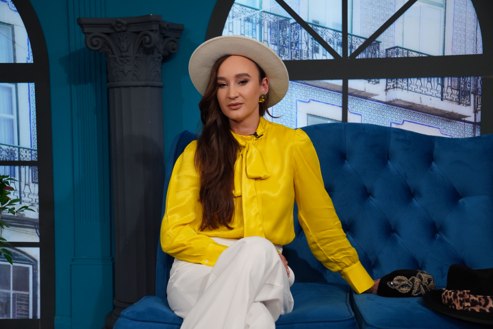 „Regina pălăriilor”, Iuliana Chiroșca, îți spune care sunt care sunt tendințele acestei veri, dar și cum alegi accesoriul potrivit - VIDEO „Regina pălăriilor”, Iuliana Chiroșca, îți spune care sunt care sunt tendințele acestei veri, dar și cum alegi accesoriul potrivit - VIDEO