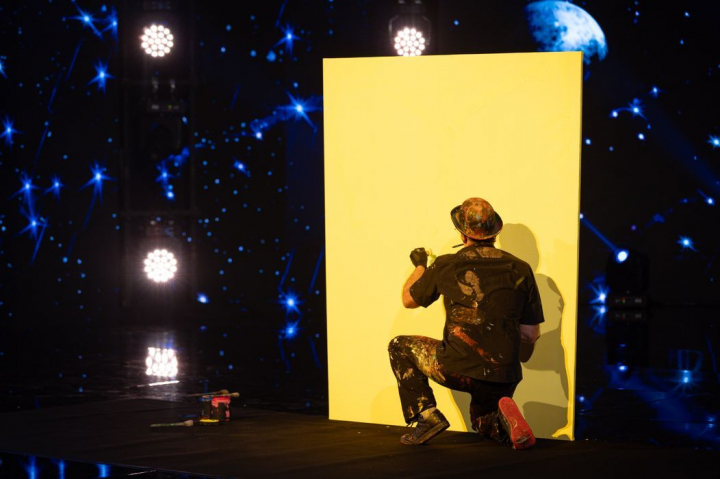 Quim Moya: două mâini, o pânză și un spectacol în culori care a uimit jurații de la Românii au Talent. Andra: „Eu vreau să cumpăr acest tablou pentru soțul meu” - VIDEO Quim Moya: două mâini, o pânză și un spectacol în culori care a uimit jurații de la Românii au Talent. Andra: „Eu vreau să cumpăr acest tablou pentru soțul meu” - VIDEO