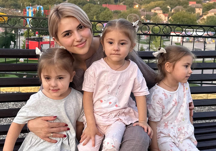 Mamă la puterea a treia! Află povestea Iuliei, femeia care după mai multe încercări de a rămâne însărcinată a reuşit într-un final să se bucure de trei fetiţe minunate - VIDEO Mamă la puterea a treia! Află povestea Iuliei, femeia care după mai multe încercări de a rămâne însărcinată a reuşit într-un final să se bucure de trei fetiţe minunate - VIDEO