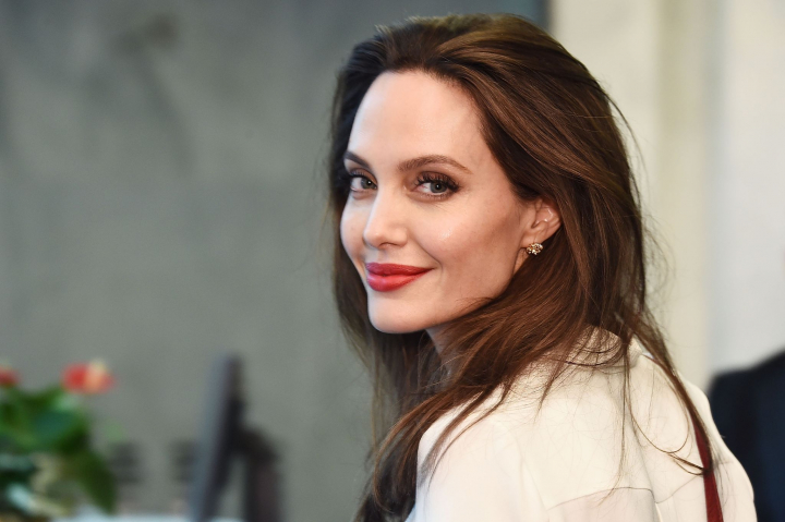 Angelina Jolie, apariție rară pe covorul roșu, alături de fiica ei Vivienne. Ținuta cu care a surprins pe toată lumea - FOTO Angelina Jolie, apariție rară pe covorul roșu, alături de fiica ei Vivienne. Ținuta cu care a surprins pe toată lumea - FOTO