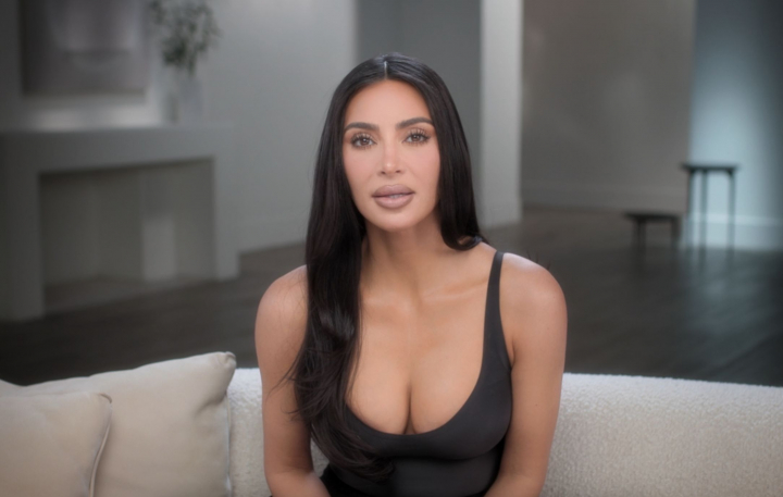 Kim Kardashian, la un pas de a se face de rușine după ce stilistul Chris Appleton a luat-o în brațe. Vedeta purta o cămașă bărbătească și papuci de blană - FOTO Kim Kardashian, la un pas de a se face de rușine după ce stilistul Chris Appleton a luat-o în brațe. Vedeta purta o cămașă bărbătească și papuci de blană - FOTO