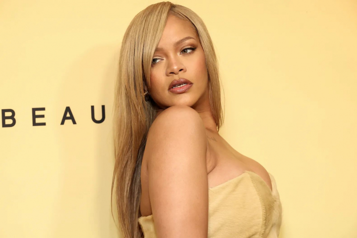 Rihanna, însărcinată pentru a treia oară? Gestul făcut de artistă care le-a dat de gândit fanilor - FOTO Rihanna, însărcinată pentru a treia oară? Gestul făcut de artistă care le-a dat de gândit fanilor - FOTO