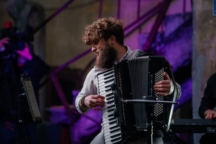 Provocat să renunțe la mașină! Cum s-a descurcat Misha Grossu pe o bicicletă electrică - VIDEO
Provocat să renunțe la mașină! Cum s-a descurcat Misha Grossu pe o bicicletă electrică - VIDEO