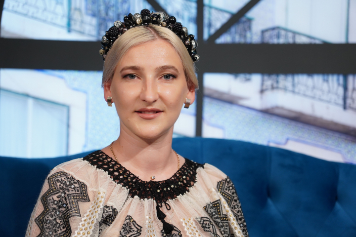 Conducător artistic, profesoară de muzică și, mai nou, interpretă! Află povestea de viață a Cristinei Zagarodnii - VIDEO
Conducător artistic, profesoară de muzică și, mai nou, interpretă! Află povestea de viață a Cristinei Zagarodnii - VIDEO
