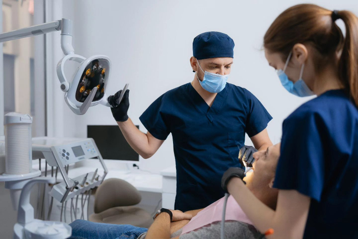 Ultimele tehnologii și metode de tratament dentar! Unde se află noua locație a clinicii stomatologice Blu Clinic - VIDEO