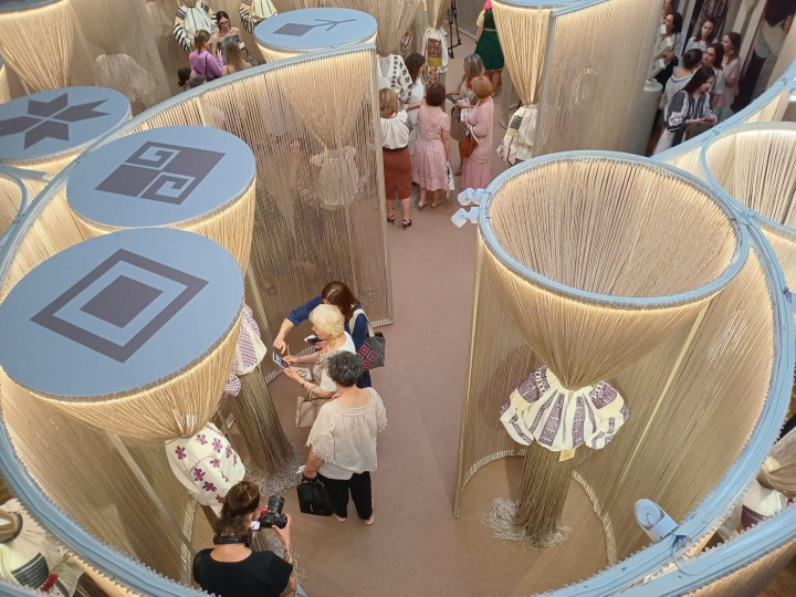 IA- Rădăcini spre infinit! 33 de cămăși tradiționale vechi și noi sunt expuse la Chișinău timp de o lună: „Este un concept absolut nou” - VIDEO IA- Rădăcini spre infinit! 33 de cămăși tradiționale vechi și noi sunt expuse la Chișinău timp de o lună: „Este un concept absolut nou” - VIDEO