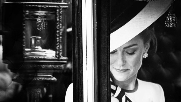 Detalii nevăzute de la prima apariție a prințesei Kate de când a anunțat că are cancer. Ce reprezintă ținuta pe care a purtat-o - FOTO Detalii nevăzute de la prima apariție a prințesei Kate de când a anunțat că are cancer. Ce reprezintă ținuta pe care a purtat-o - FOTO