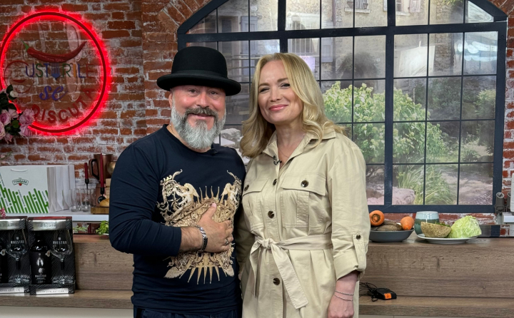 Interpretul Mihai Budurin și soția lui și-au arătat abilitățile în bucătărie! Ce au gătit soții, dar și ce semnificație are acest fel de mâncare pentru familia lor - VIDEO Interpretul Mihai Budurin și soția lui și-au arătat abilitățile în bucătărie! Ce au gătit soții, dar și ce semnificație are acest fel de mâncare pentru familia lor - VIDEO
