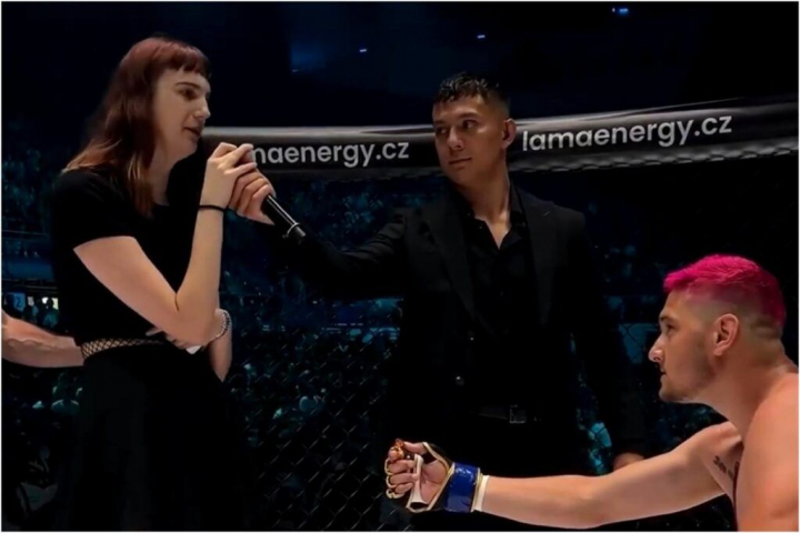 Un luptător MMA și-a cerut iubita în căsătorie după ce a pierdut o luptă. Răspunsul tinerei i-a șocat pe toți - FOTO/VIDEO Un luptător MMA și-a cerut iubita în căsătorie după ce a pierdut o luptă. Răspunsul tinerei i-a șocat pe toți - FOTO/VIDEO