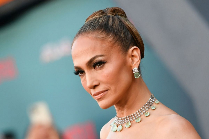 Jennifer Lopez a zburat la economy din Napoli până în Paris. Pentru ce a rezervat și locul de lângă ea - FOTO
