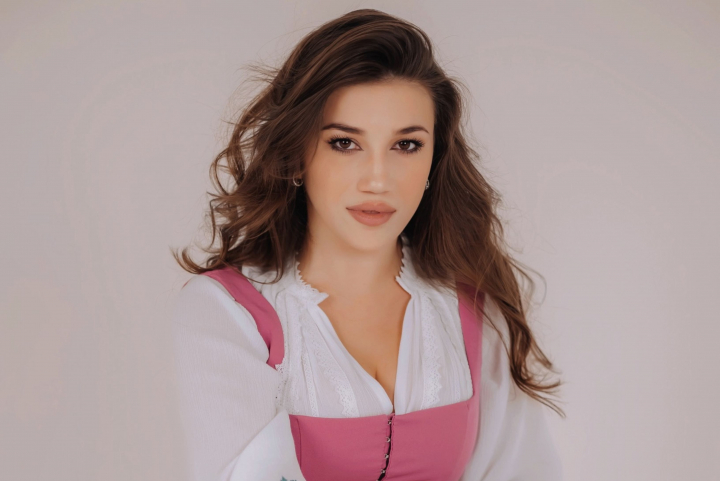 Sanda Onica a lansat piesa „Numai în Moldova”. Cum sună noua melodie a interpretei: „Noi suntem dintr-un sat, de la...” - VIDEO Sanda Onica a lansat piesa „Numai în Moldova”. Cum sună noua melodie a interpretei: „Noi suntem dintr-un sat, de la...” - VIDEO