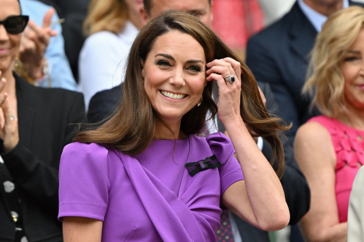 Reacția superbă a prințesei Charlotte când Kate Middleton a fost primită cu urale la Wimbledon. Privirea ei spune totul - FOTO/VIDEO