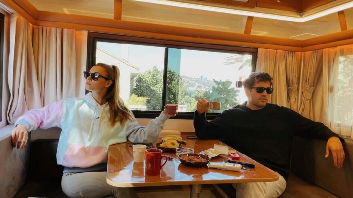 Sunt cei mai populari actori turci ai momentului, iar mulți se întreabă dacă formează un cuplu și în viața reală. Tot adevărul despre Afra Saraçoğlu și Mert Ramazan Demir, protagoniștii din „Golden Boy. Dragoste rebelă” Sunt cei mai populari actori turci ai momentului, iar mulți se întreabă dacă formează un cuplu și în viața reală. Tot adevărul despre Afra Saraçoğlu și Mert Ramazan Demir, protagoniștii din „Golden Boy. Dragoste rebelă”