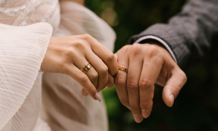 După ce soțul i-a murit, o femeie a purtat verigheta lui pe un lănțișor. După un an, a descoperit un detaliu pe inel: „M-a șocat” După ce soțul i-a murit, o femeie a purtat verigheta lui pe un lănțișor. După un an, a descoperit un detaliu pe inel: „M-a șocat”