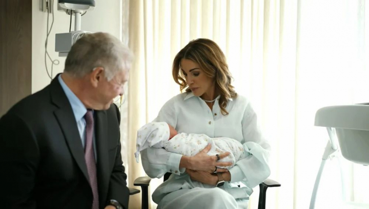 Bunica regală! Scenă emoționantă cu Regina Rania a Iordaniei, care își ține nepoata în brațe întâia oară - FOTO Bunica regală! Scenă emoționantă cu Regina Rania a Iordaniei, care își ține nepoata în brațe întâia oară - FOTO