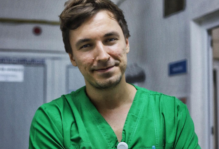 10 reguli pentru periajul corect al dinților! Mihail Pautov, medic specialist: „Este important să înclini periuța la 45 de grade față de gingii” - VIDEO