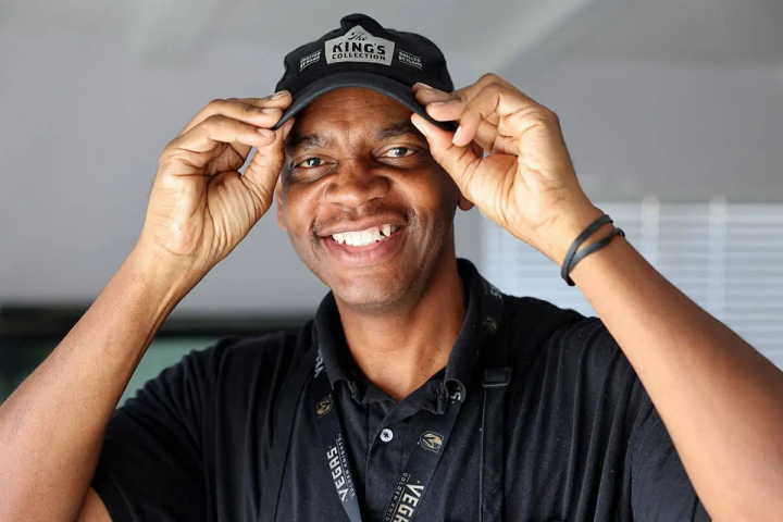 Nu a lipsit nicio zi de la serviciu, timp de 27 de ani. Ce cadouri a primit angajatul de la compania la care lucra - FOTO Nu a lipsit nicio zi de la serviciu, timp de 27 de ani. Ce cadouri a primit angajatul de la compania la care lucra - FOTO