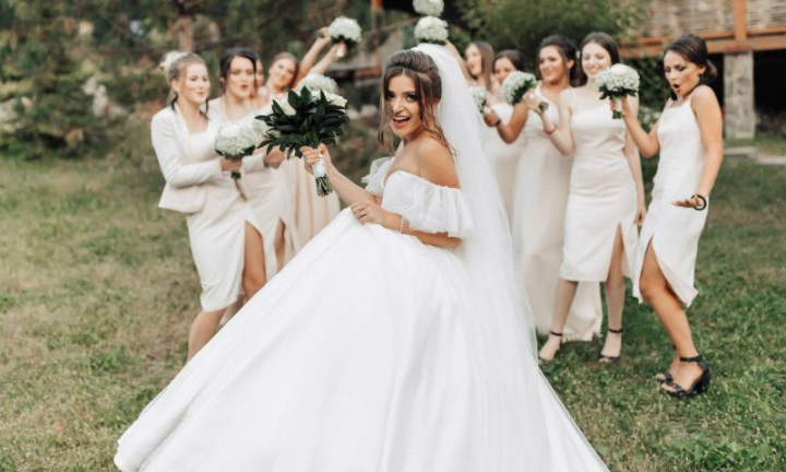 A aflat că logodnicul ei a înșelat-o înainte de nuntă, dar a continuat ziua cea mare fără el: „Nu am vrut să irosesc 35.000 de lire”
A aflat că logodnicul ei a înșelat-o înainte de nuntă, dar a continuat ziua cea mare fără el: „Nu am vrut să irosesc 35.000 de lire”