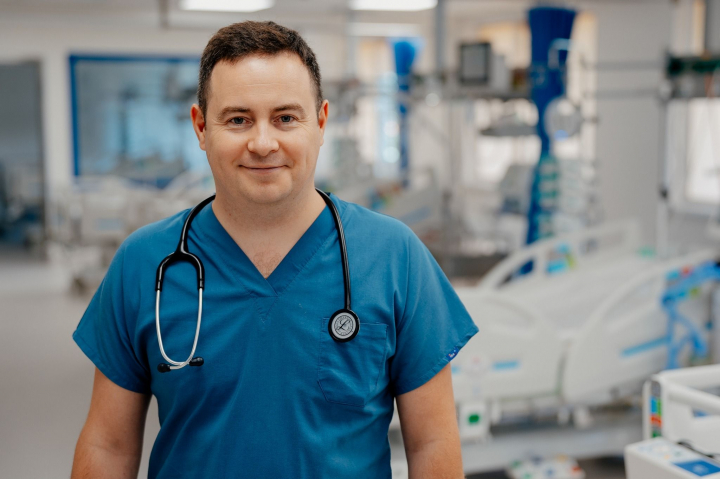 Rezidentul Zebra Show care îmbină umorul și terapia intensivă! Află povestea lui Ivan Cîvîrjic, sâmbătă la iSănătate - VIDEO Rezidentul Zebra Show care îmbină umorul și terapia intensivă! Află povestea lui Ivan Cîvîrjic, sâmbătă la iSănătate - VIDEO