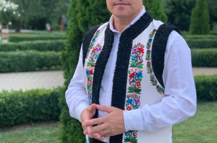 De 37 de ani cântă la nunțile romilor! Cine este interpretul: „Mă simt ca acasă printre ei” - VIDEO