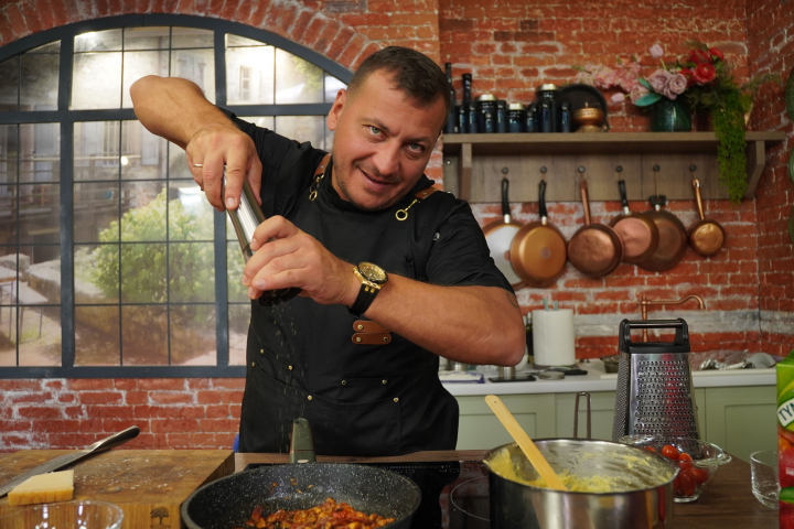 Arta vizuală şi cea gastronomică s-au contopit în acelaşi loc. În inima unei galerii, Petru Chicu a gătit steak de vițel belgian - VIDEO Arta vizuală şi cea gastronomică s-au contopit în acelaşi loc. În inima unei galerii, Petru Chicu a gătit steak de vițel belgian - VIDEO