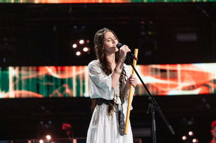 O interpretare cum nu s-a mai auzit pe scena de la Vocea României! Cine este Aura Șova, arhitecta care a cântat la caval și a întors toate cele patru scaune - VIDEO O interpretare cum nu s-a mai auzit pe scena de la Vocea României! Cine este Aura Șova, arhitecta care a cântat la caval și a întors toate cele patru scaune - VIDEO