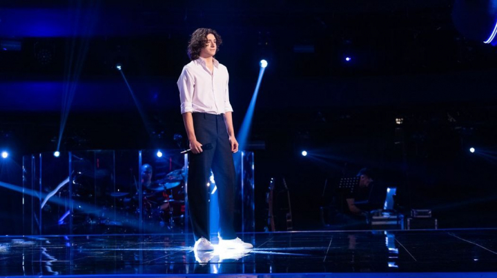 Colin Doljescu, puștiul român născut în Irlanda, l-a făcut pe juratul de la Vocea României, Tudor Chirilă, să se întoarcă după primele acorduri și să-l aplaude în picioare: „Sunt, realmente, impresionat! Ești fantastic”