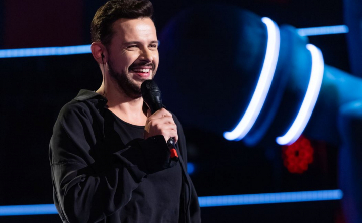 Bogdan Medvedi, fostul membru al trupei MAXIM, a întors toate scaunele antrenorilor, la Vocea României! Concurentul l-a făcut pe Smiley să îi dea „Super Block” lui Tudor Chirilă. În echipa cui a decis să meargă: „Cu tine aș putea să câștig trofeul!” - VIDEO